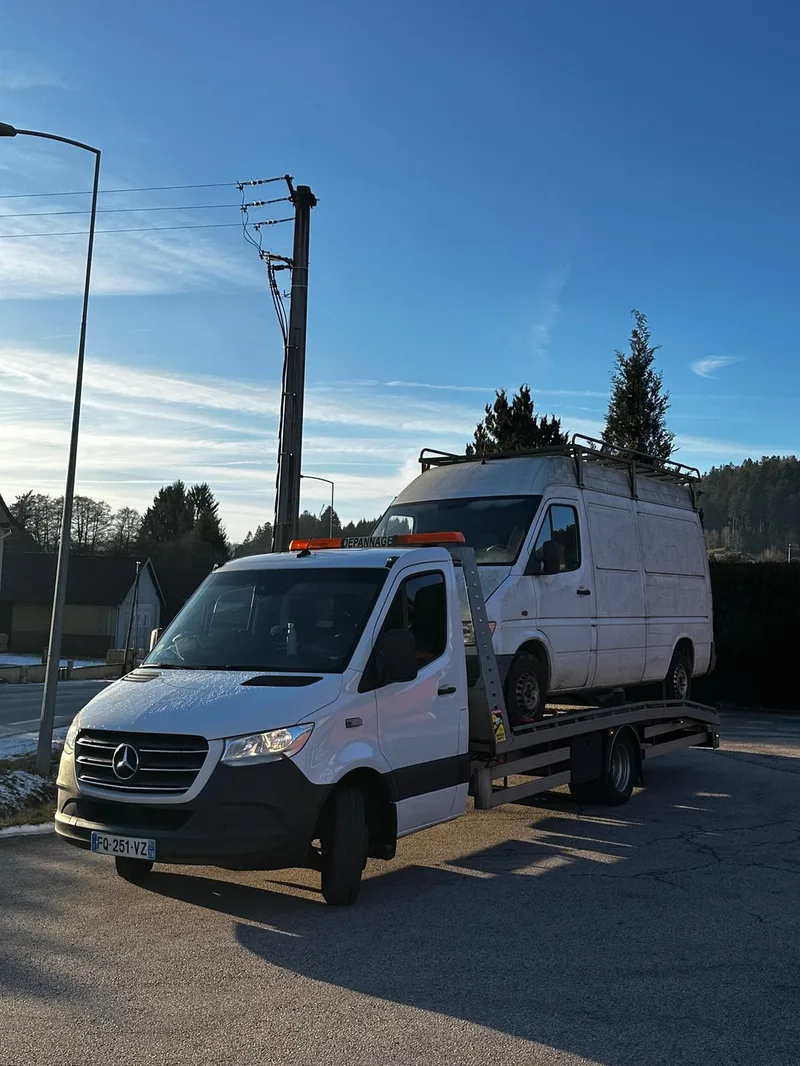 Remorquage de véhicule accidenté ou en panne sur plateau Mercedes