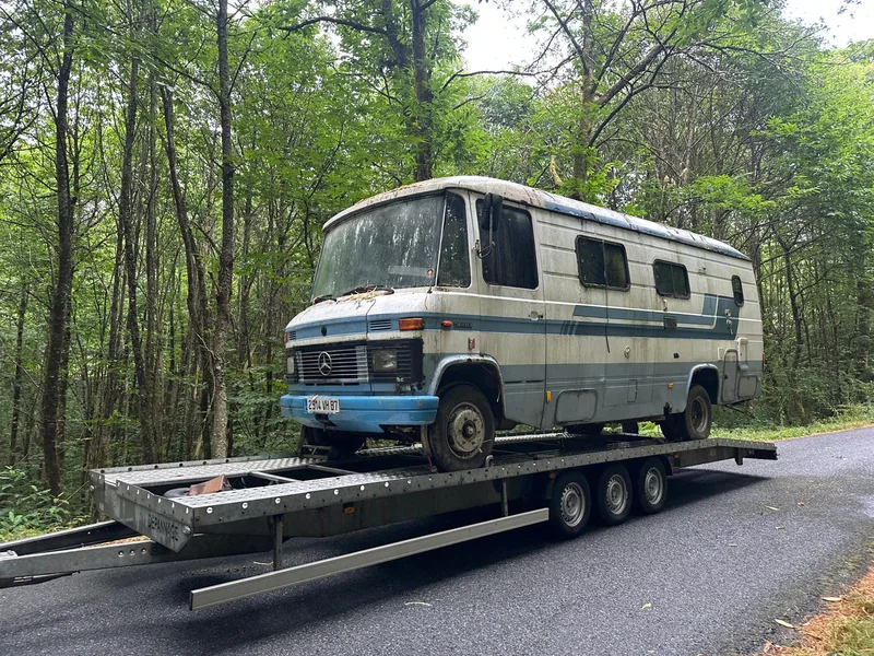 Transport de camping-car et utilitaires sur dépanneuse plateau