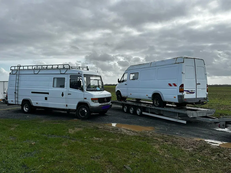 Artisan épaviste Auto KSM avec sa dépanneuse Mercedes Sprinter en Vendée