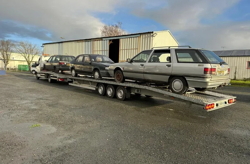 Chargement d'une épave de voiture pour destruction - Épaviste 85